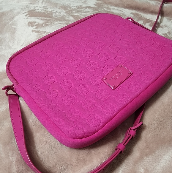 MK Pink tablet/ipad/laptop bag - Picture 5 of 11